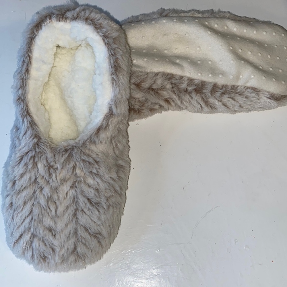 ✨🌿Tan and Ivory Slippers with Grippers (Size Small/Medium)